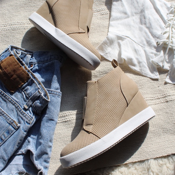 🚨//Summer Essentials// Taupe Wedge Sneaker - Picture 7 of 8